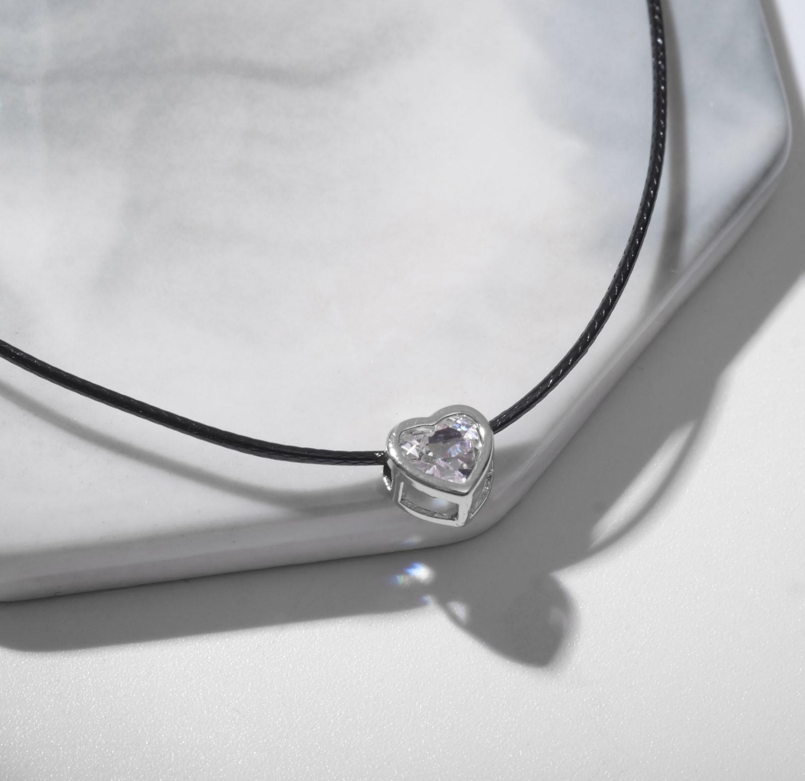 Кулон на шнурке 