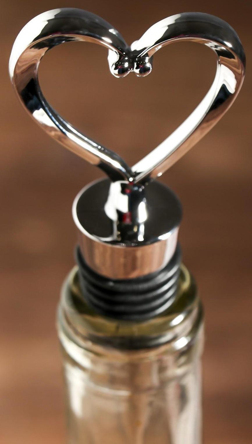 Штопор-бутылка и пробка на подложке 