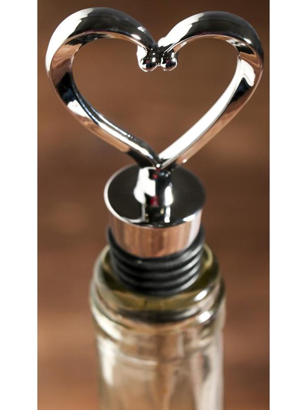 Штопор-бутылка и пробка на подложке 