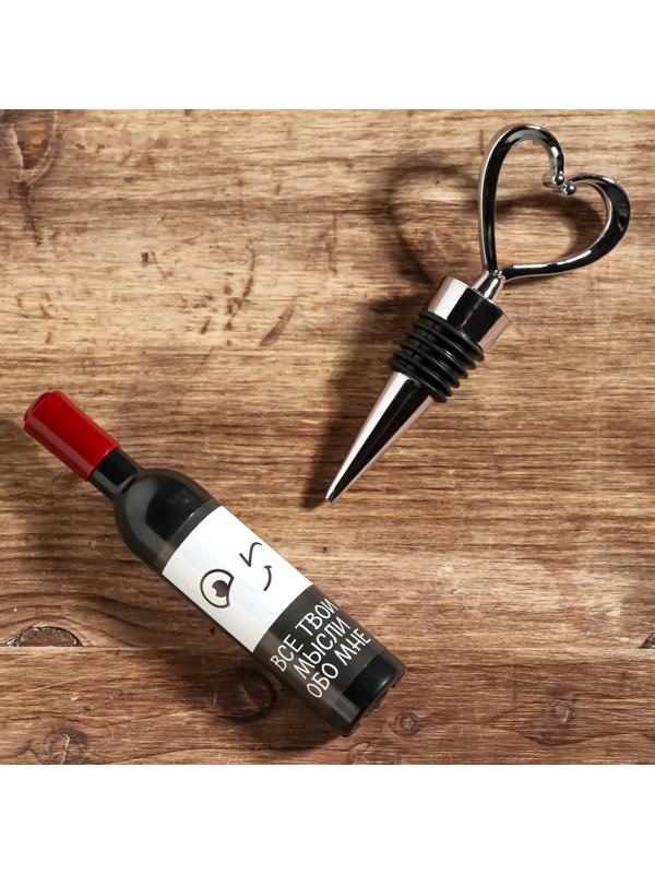 Штопор-бутылка и пробка на подложке 