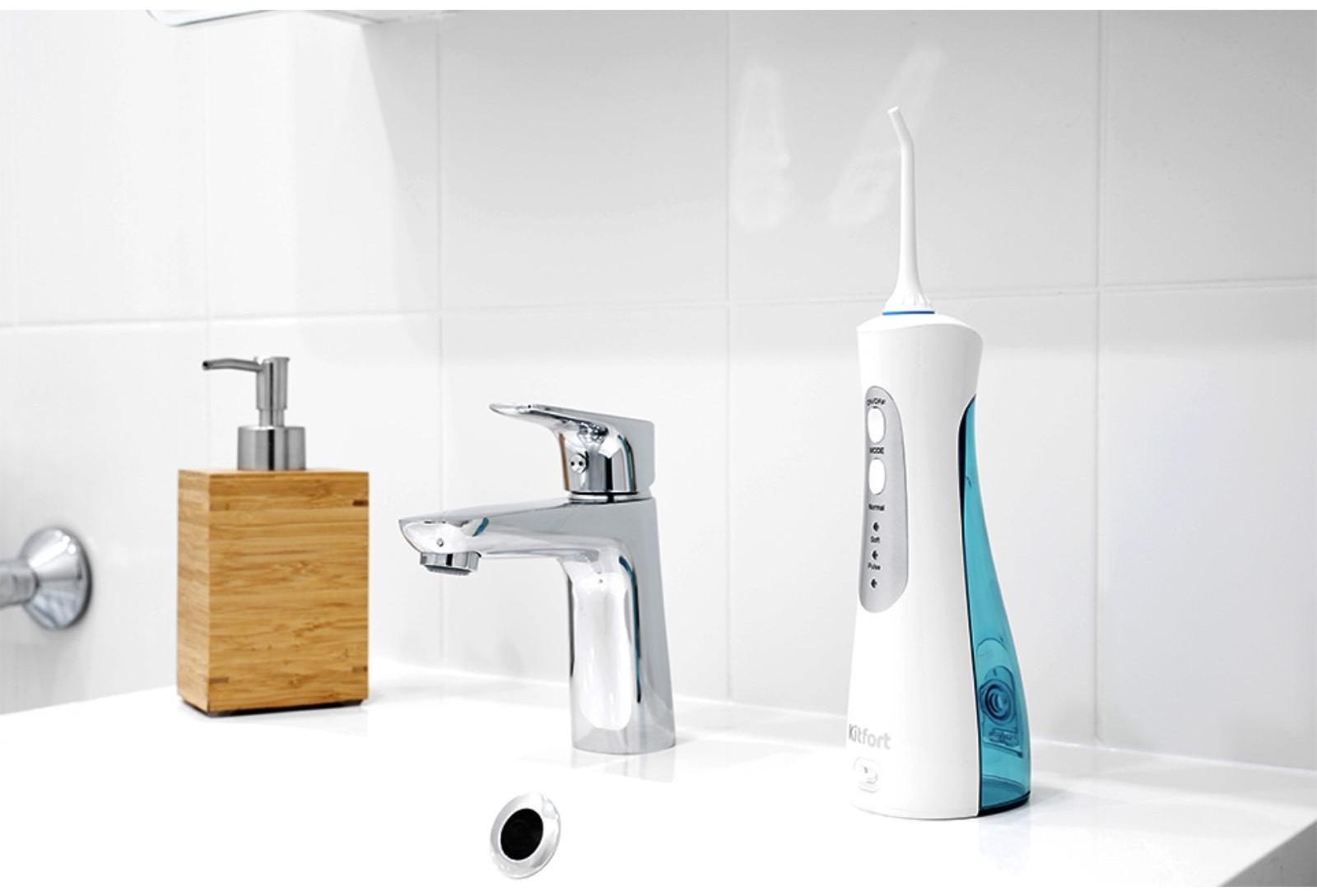 Ирригатор Kitfort КТ-2901, портативный, 5 Вт, 150 мл, 3 режима, 2 насадки, от АКБ, белый