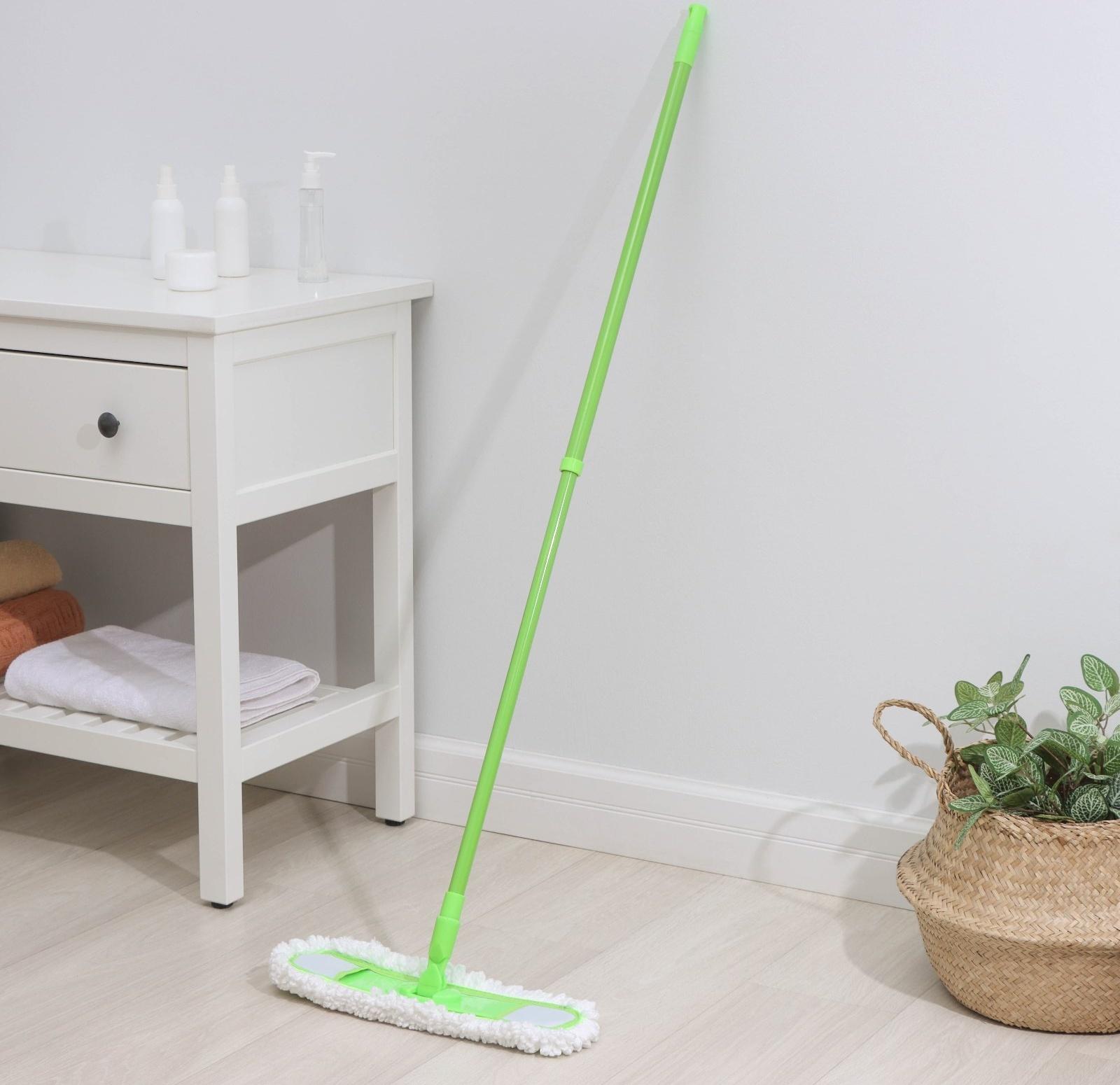Швабра для мытья пола плоская Доляна, насадка из микрофибры 38×8 см, гибкие края, телескопическая ручка 77-128 см