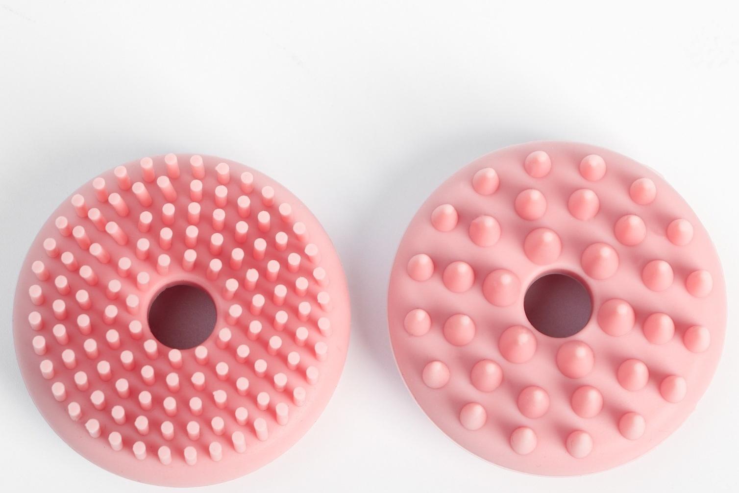 Щётка для мытья и массажа собак с ёмкостью для шампуня и 2 насадками, 5.8х5.8х9 см, розовая   711233