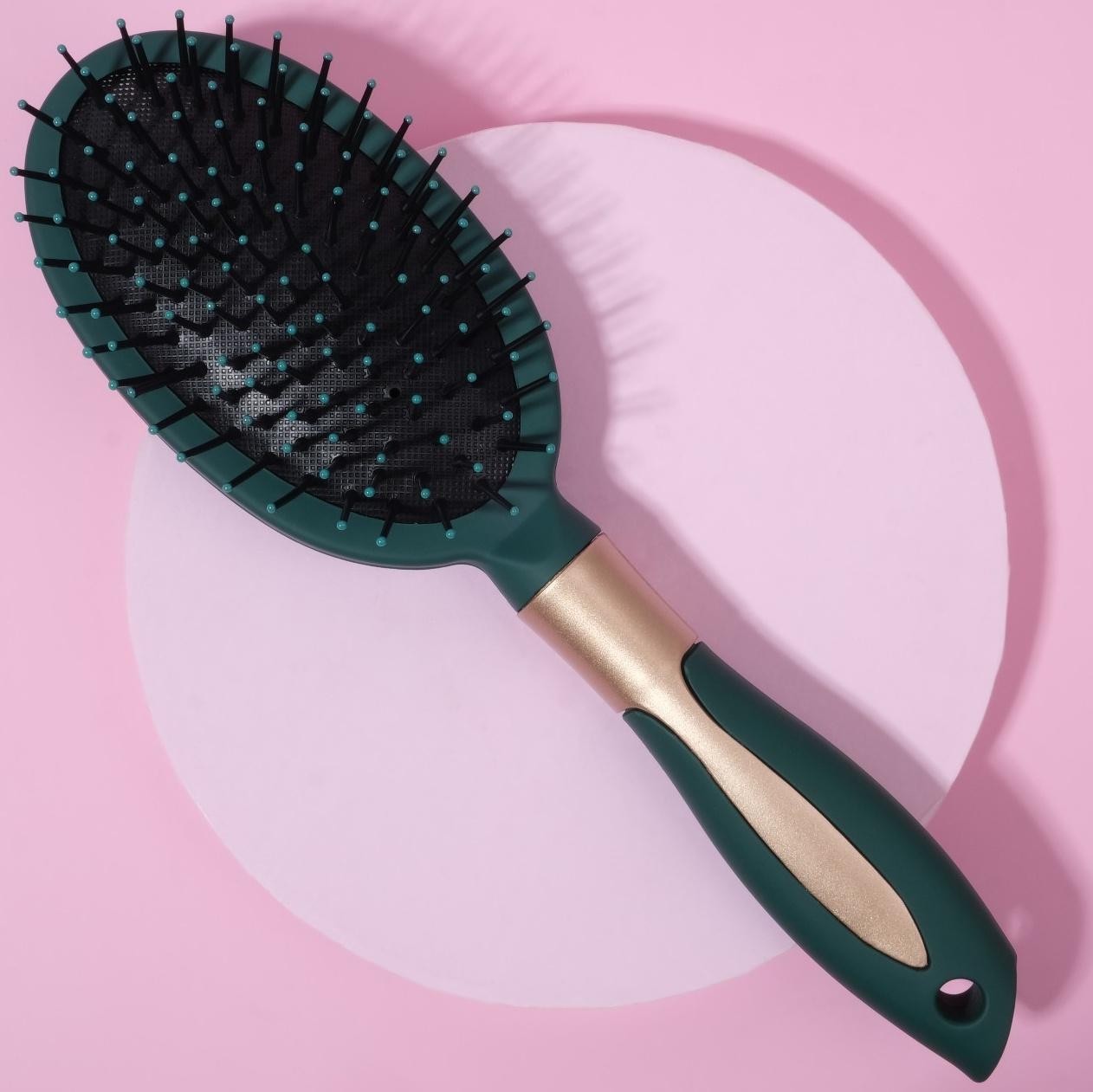 Расчёска массажная, прорезиненная ручка, 7 × 25 см, цвет зелёный/золотистый