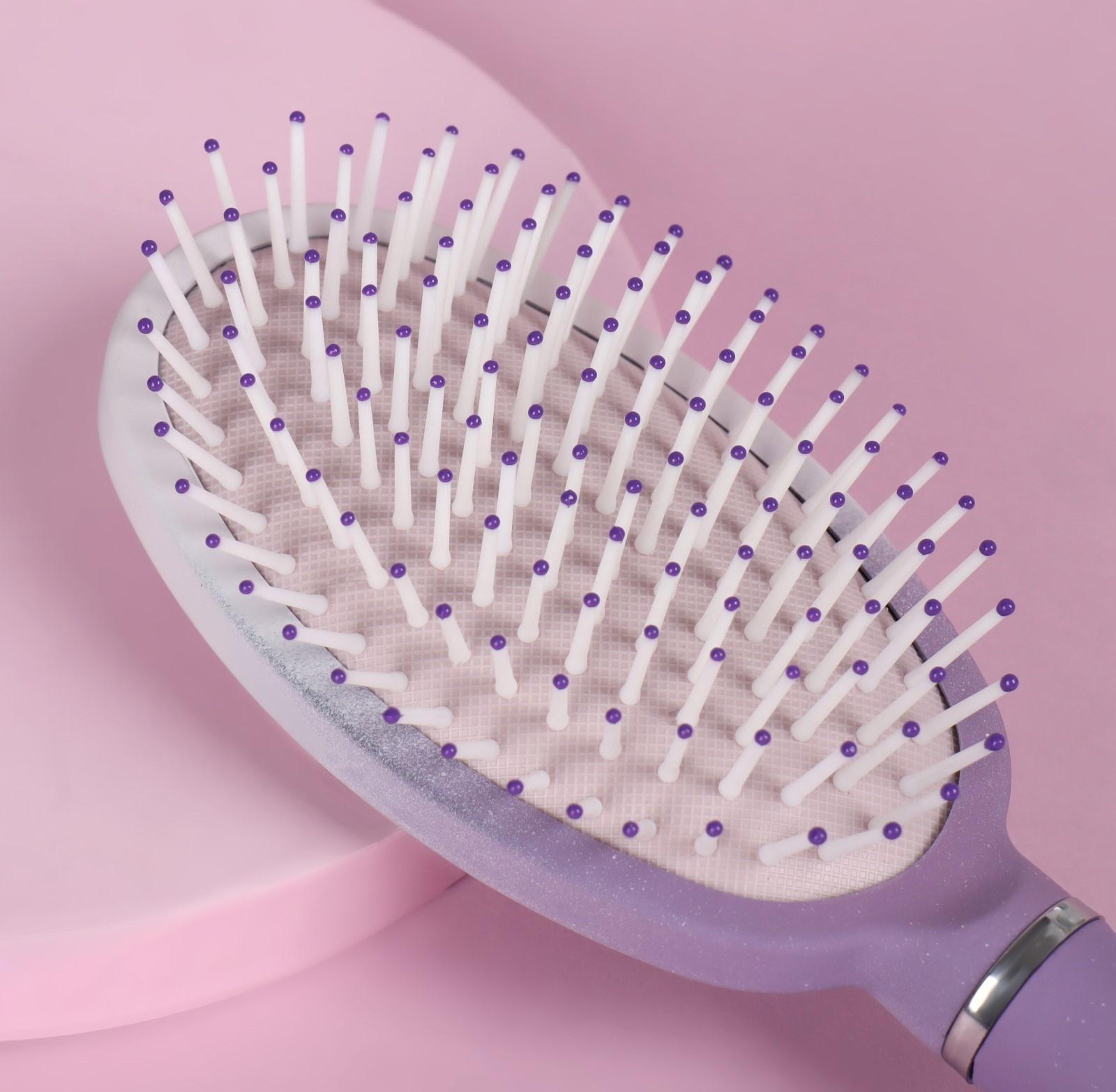 Расчёска массажная, прорезиненная ручка, 7 × 24 см, цвет белый/фиолетовый