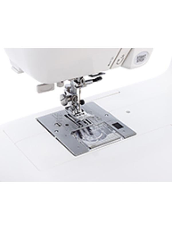 Швейная машина Janome DC 4030, 60 Вт, 30 операций, автомат, белая