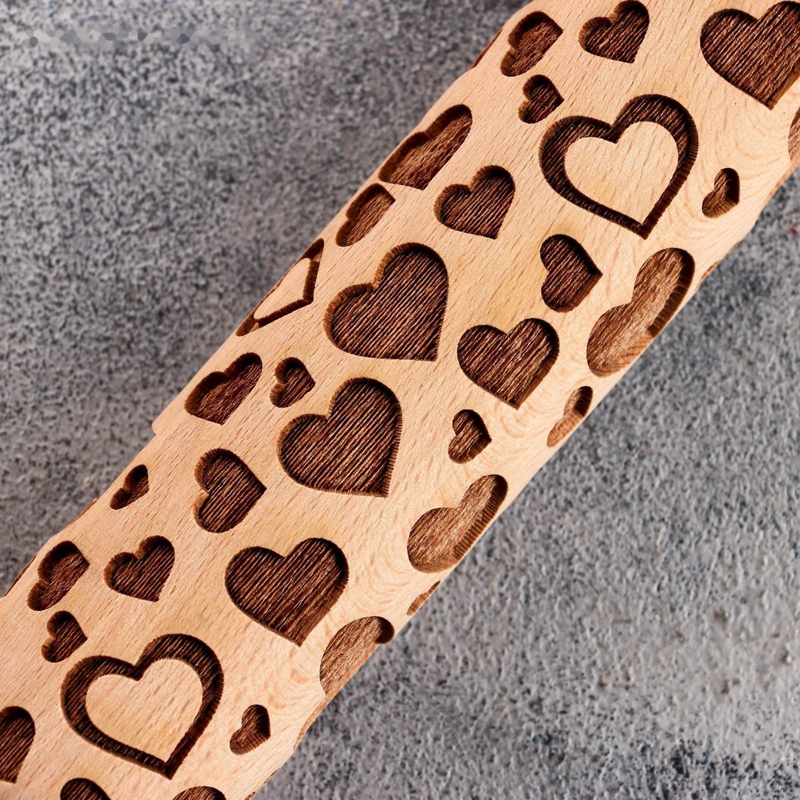 Резная скалка с узорами 