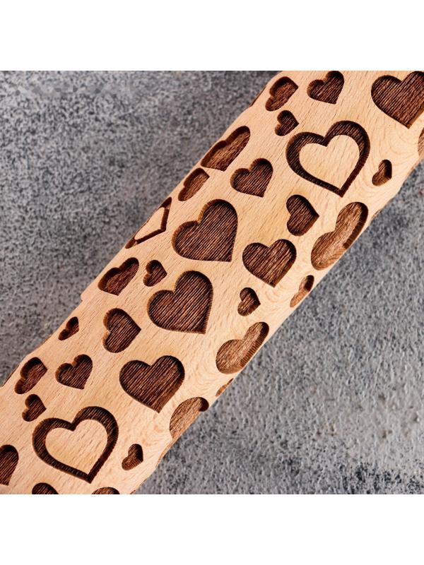 Резная скалка с узорами 