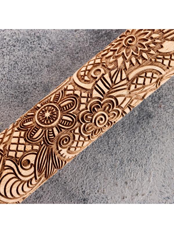 Резная скалка с узорами 