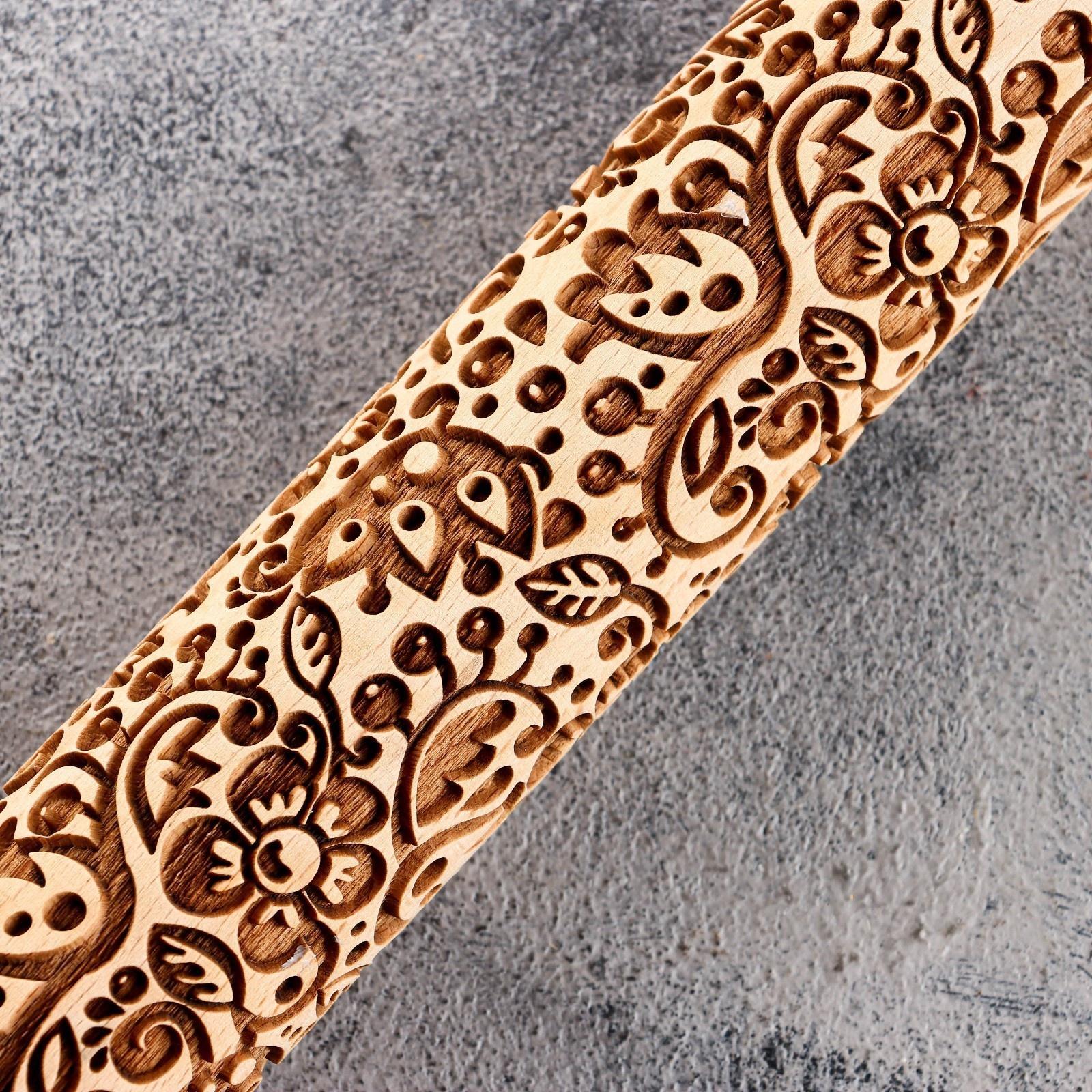 Резная скалка с узорами 