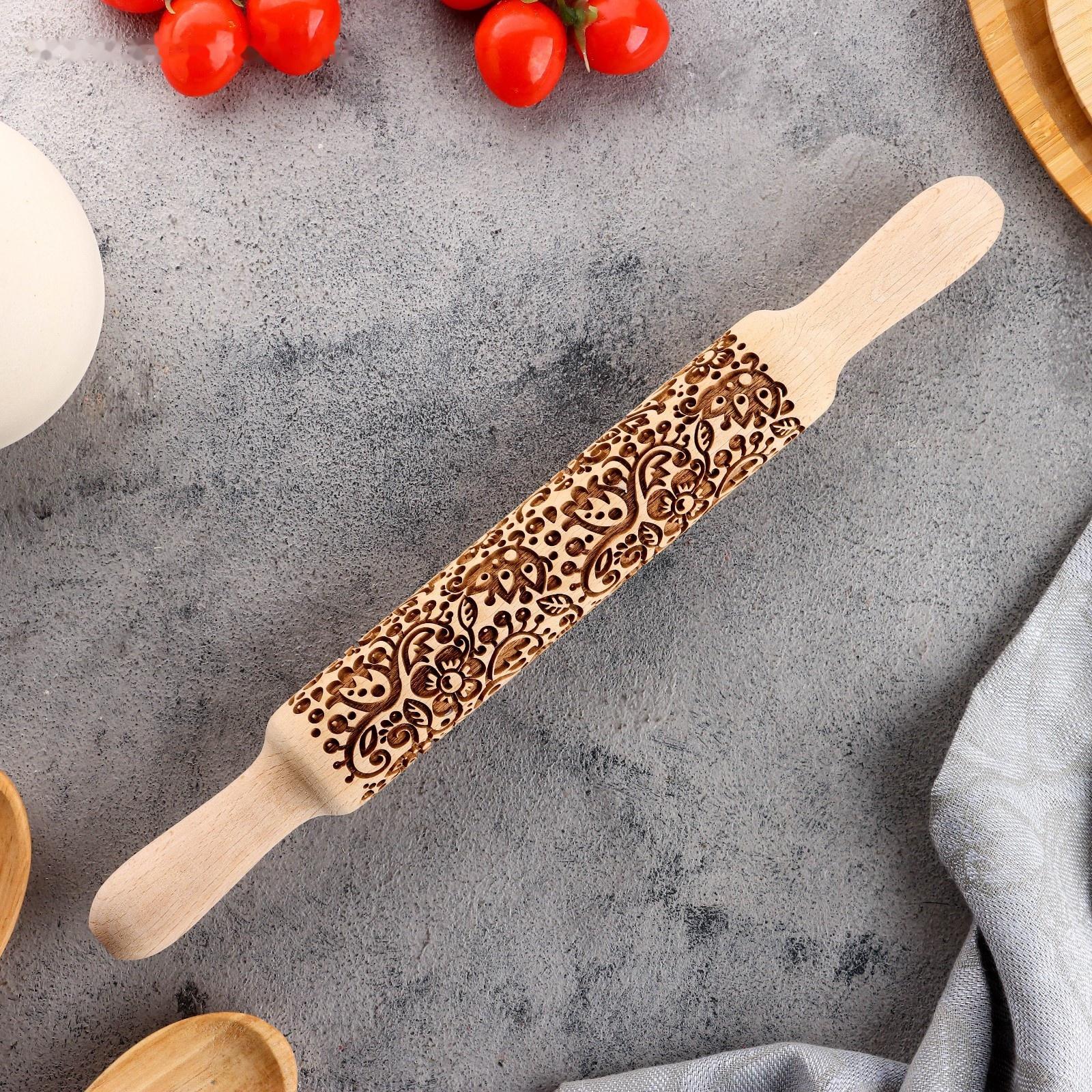 Резная скалка с узорами 