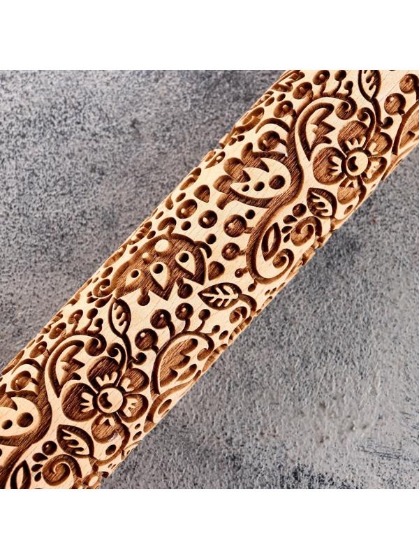 Резная скалка с узорами 