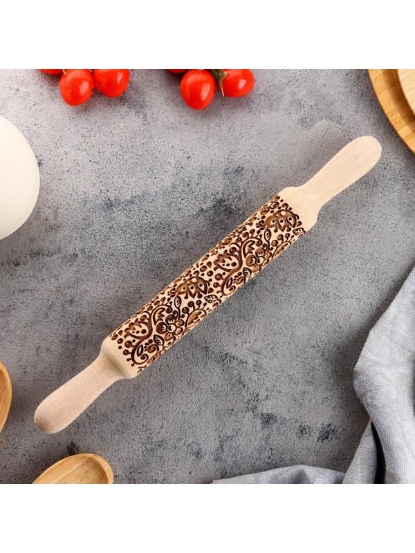 Резная скалка с узорами 