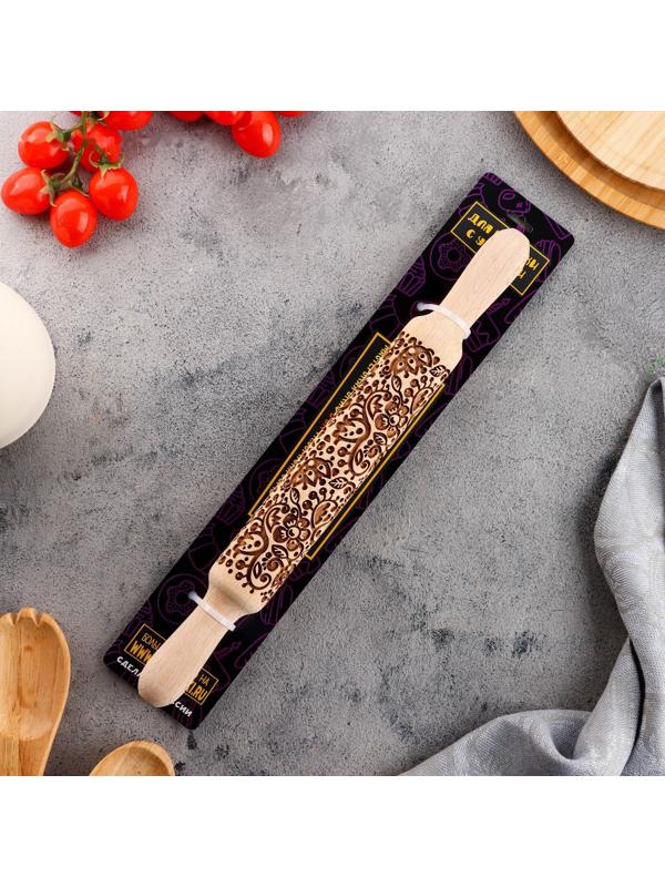 Резная скалка с узорами 