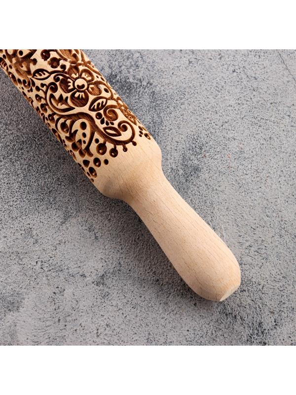 Резная скалка с узорами 