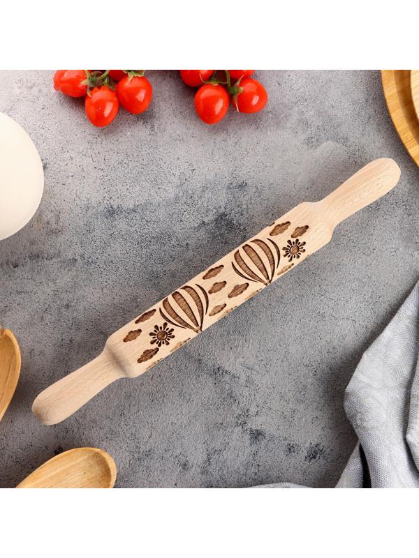 Резная скалка с узорами 