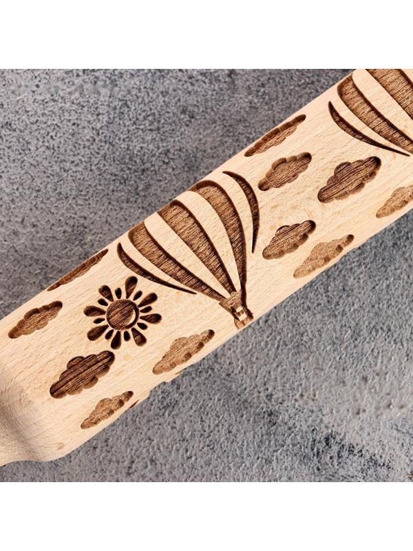 Резная скалка с узорами 