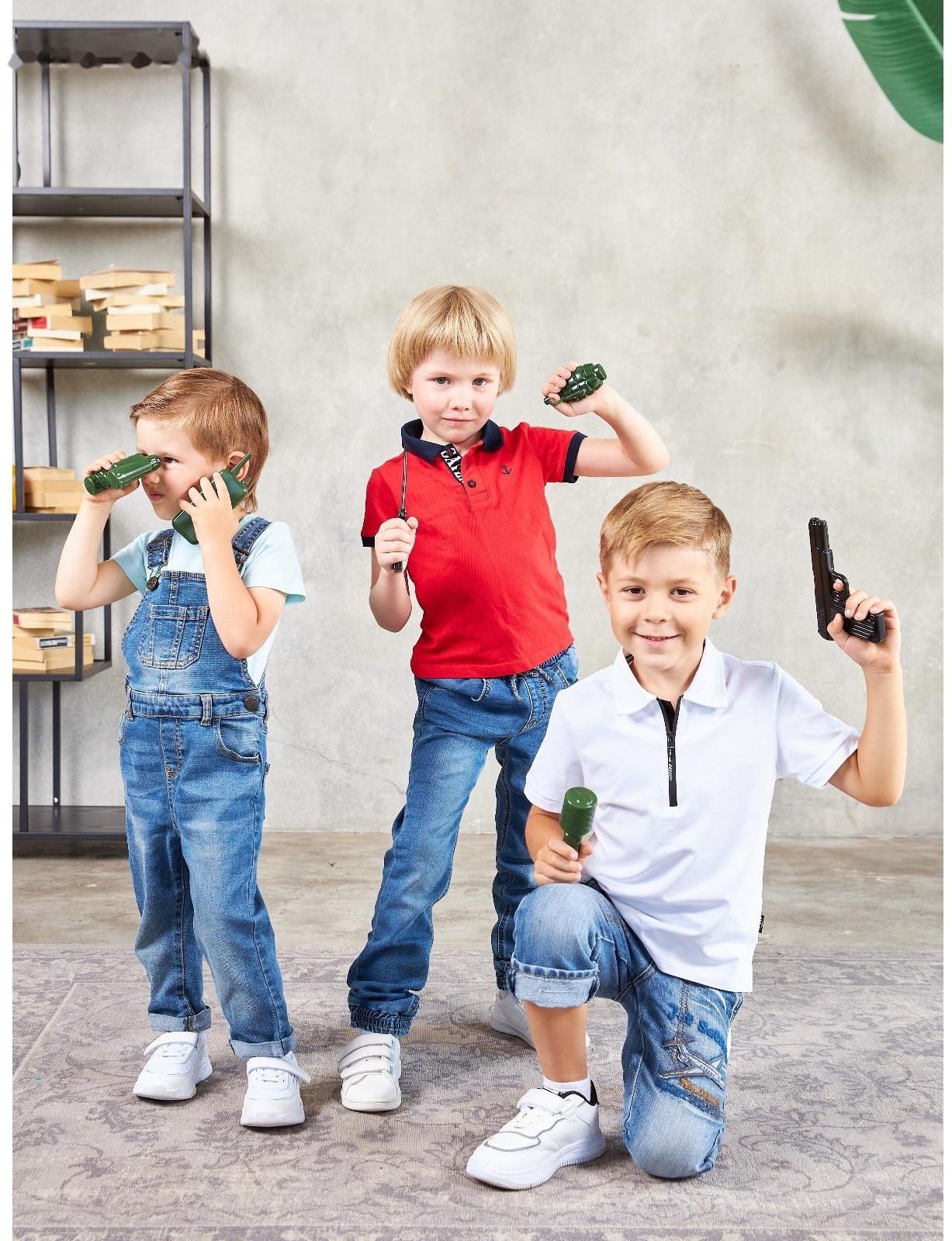 Набор снаряжения и оружия: пистолет, рация, бинокль