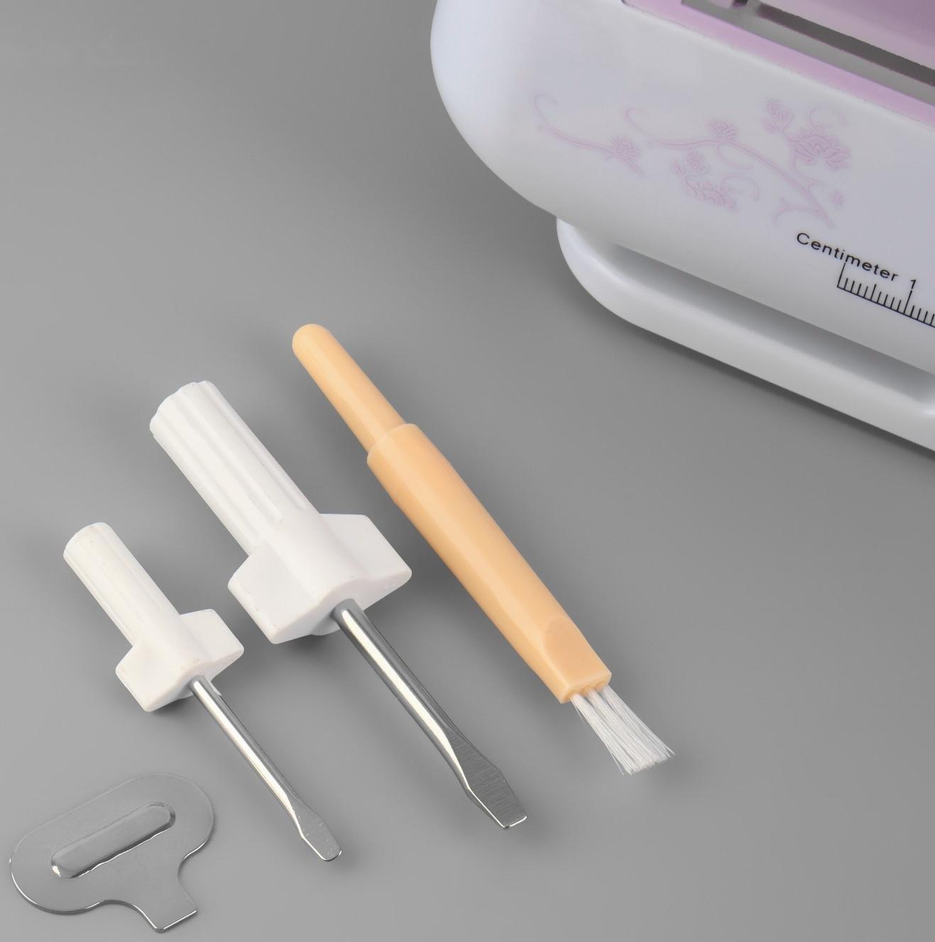 Сервисный набор для швейных машин, 4 предмета: отвёртка, 2 шт, металлический ключ, щётка