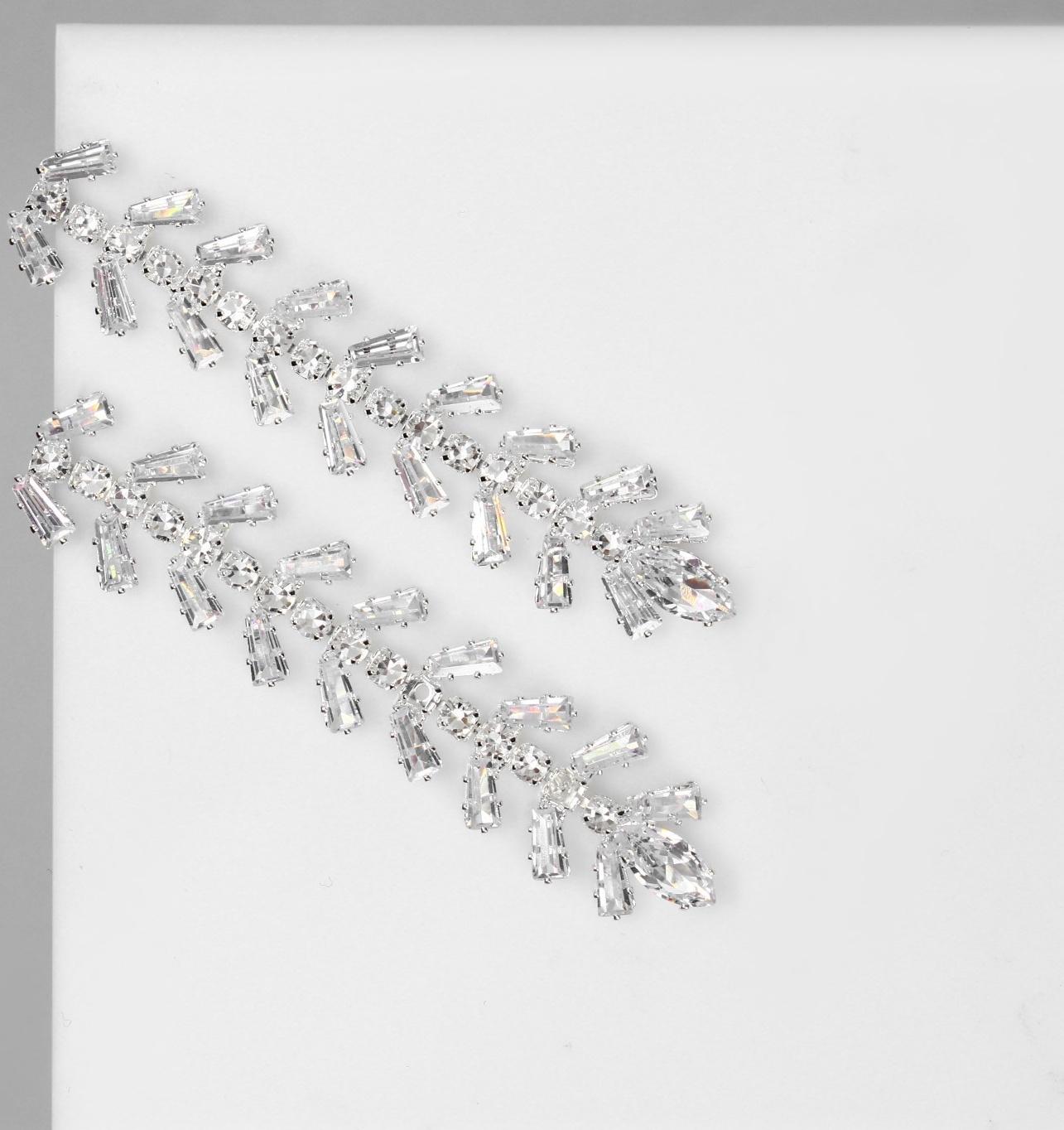 Серьги висячие со стразами 