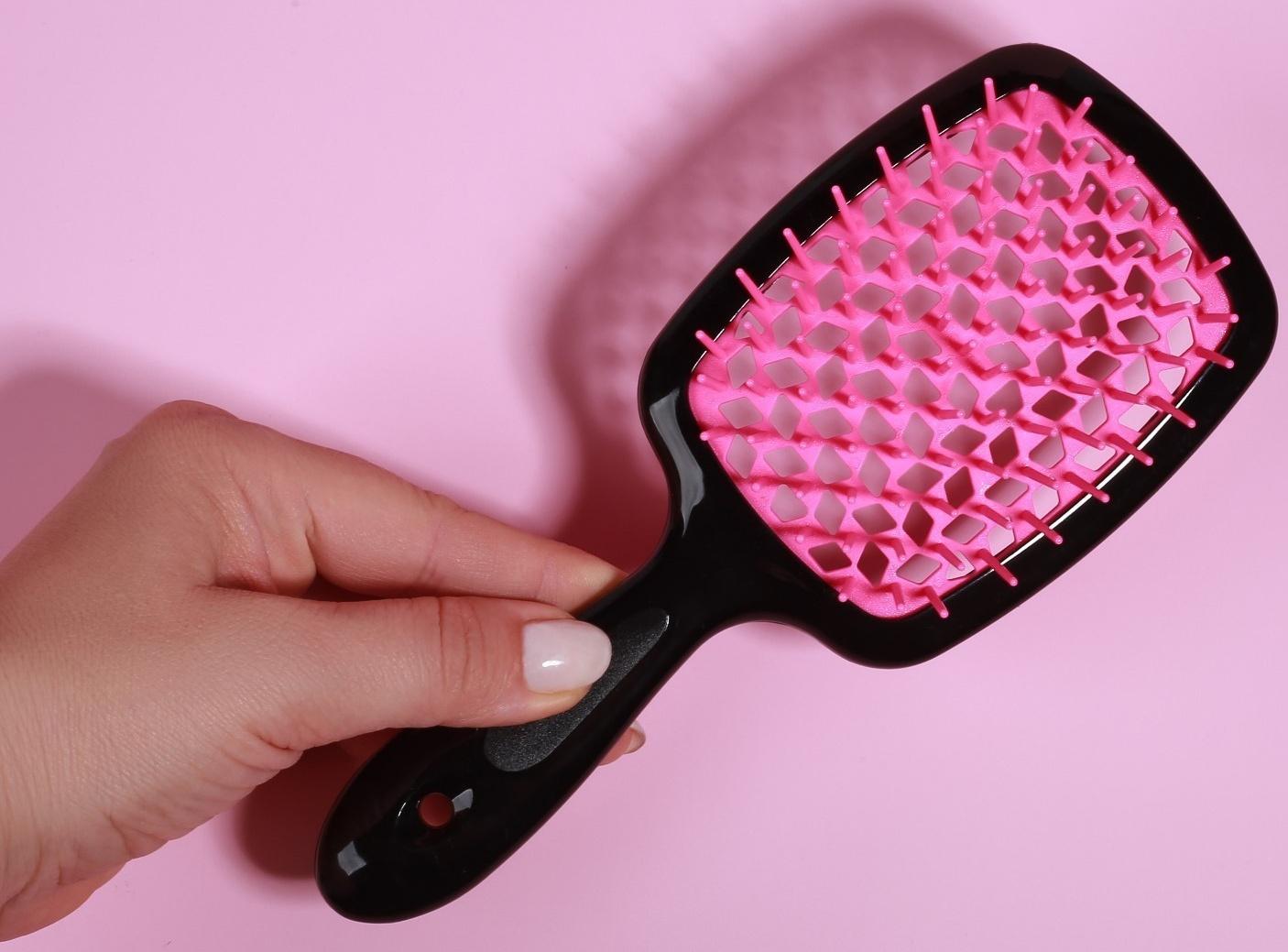 Расчёска массажная, широкая, вентилируемая, 8,5 × 20,5 см, PVC коробка, цвет чёрный/розовый