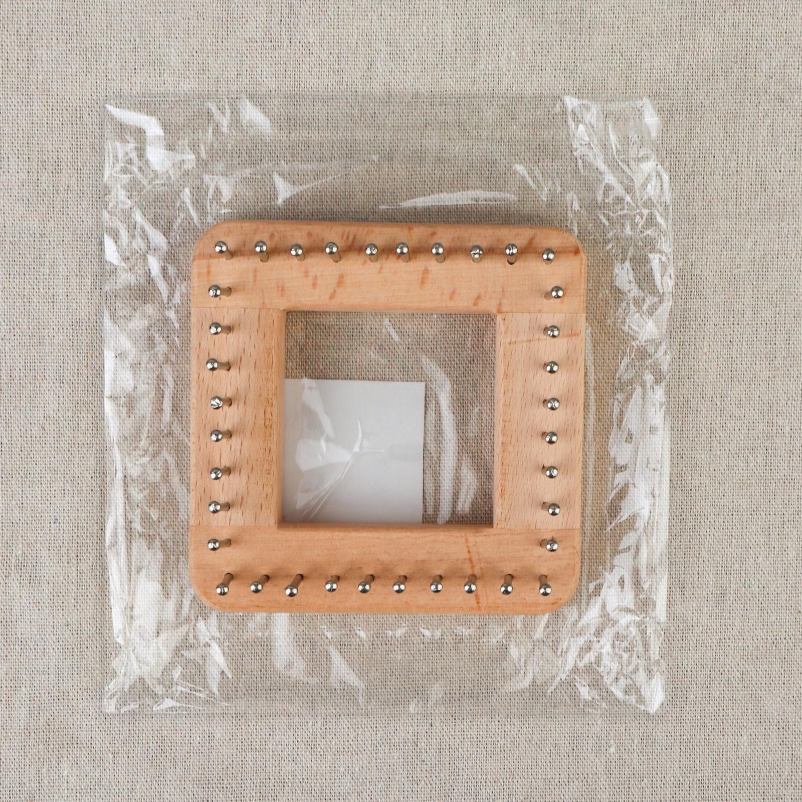 Устройство для плетения, деревянное, с металлическими штырями, 10 × 10 × 3,5 см