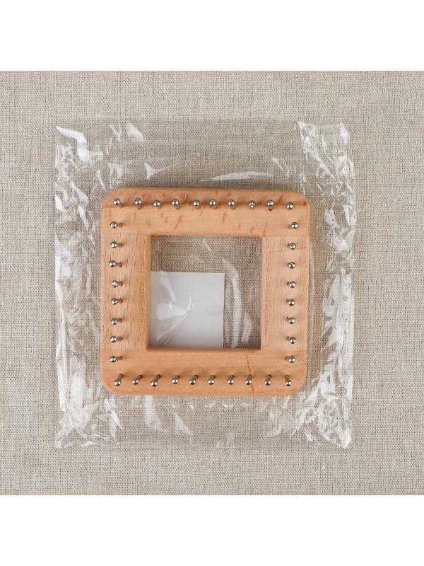 Устройство для плетения, деревянное, с металлическими штырями, 10 × 10 × 3,5 см