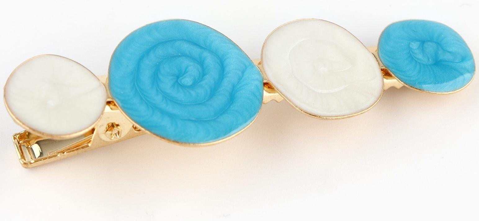 Стильная заколка на подложке 