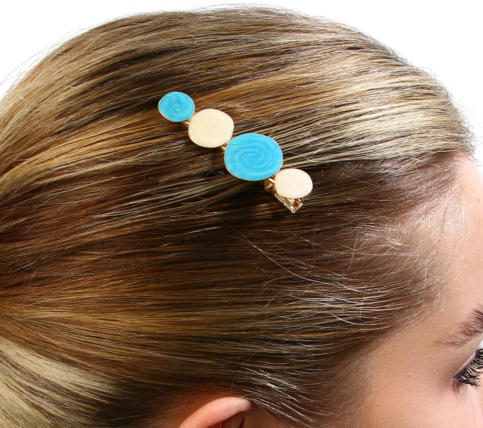 Стильная заколка на подложке 