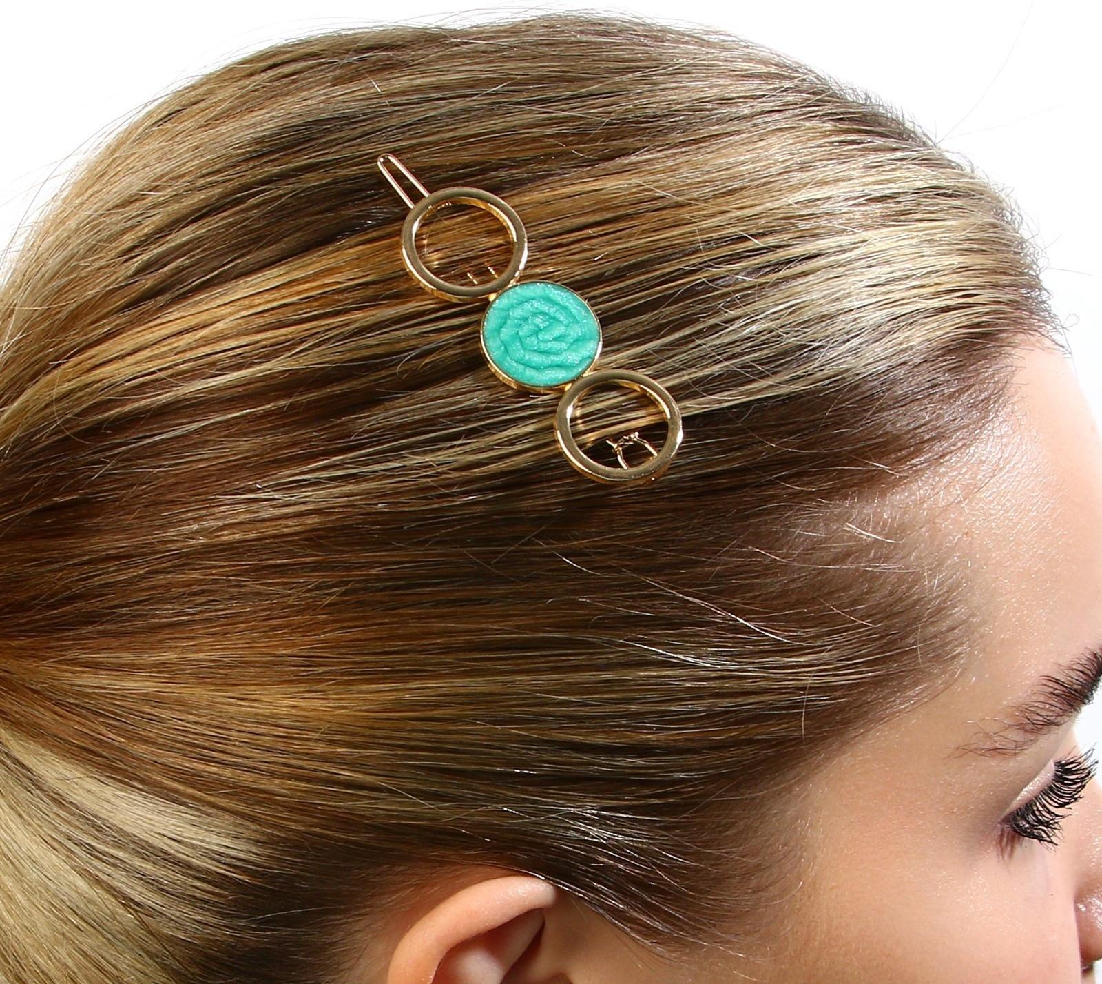 Стильная заколка на подложке 