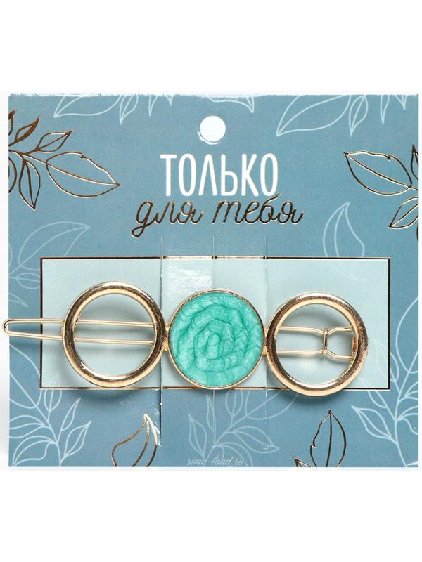 Стильная заколка на подложке 