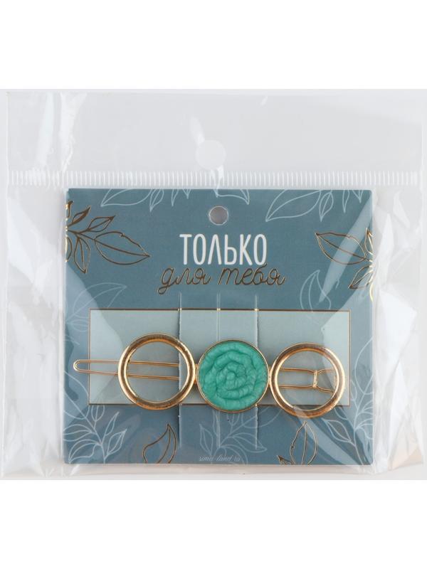 Стильная заколка на подложке 