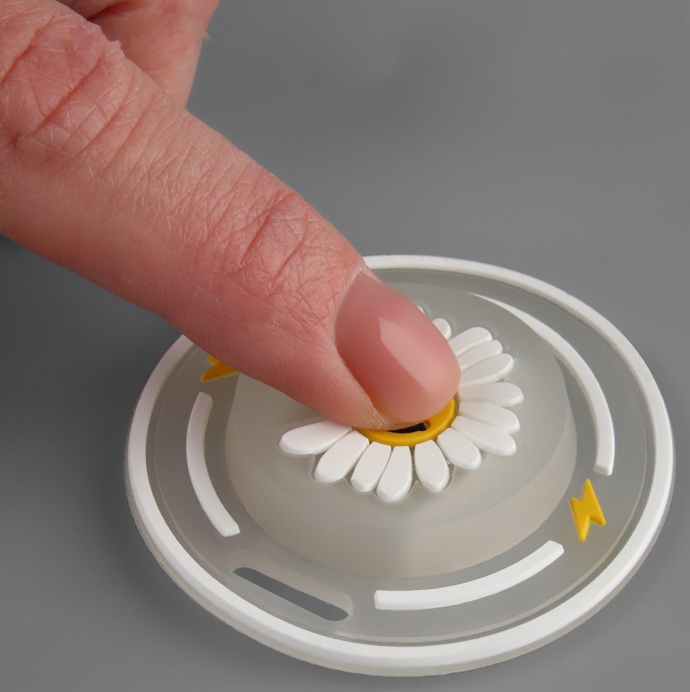 Нашивка силиконовая «Ромашка», светящаяся, 5 × 5 см, цвет белый