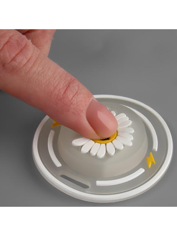 Нашивка силиконовая «Ромашка», светящаяся, 5 × 5 см, цвет белый