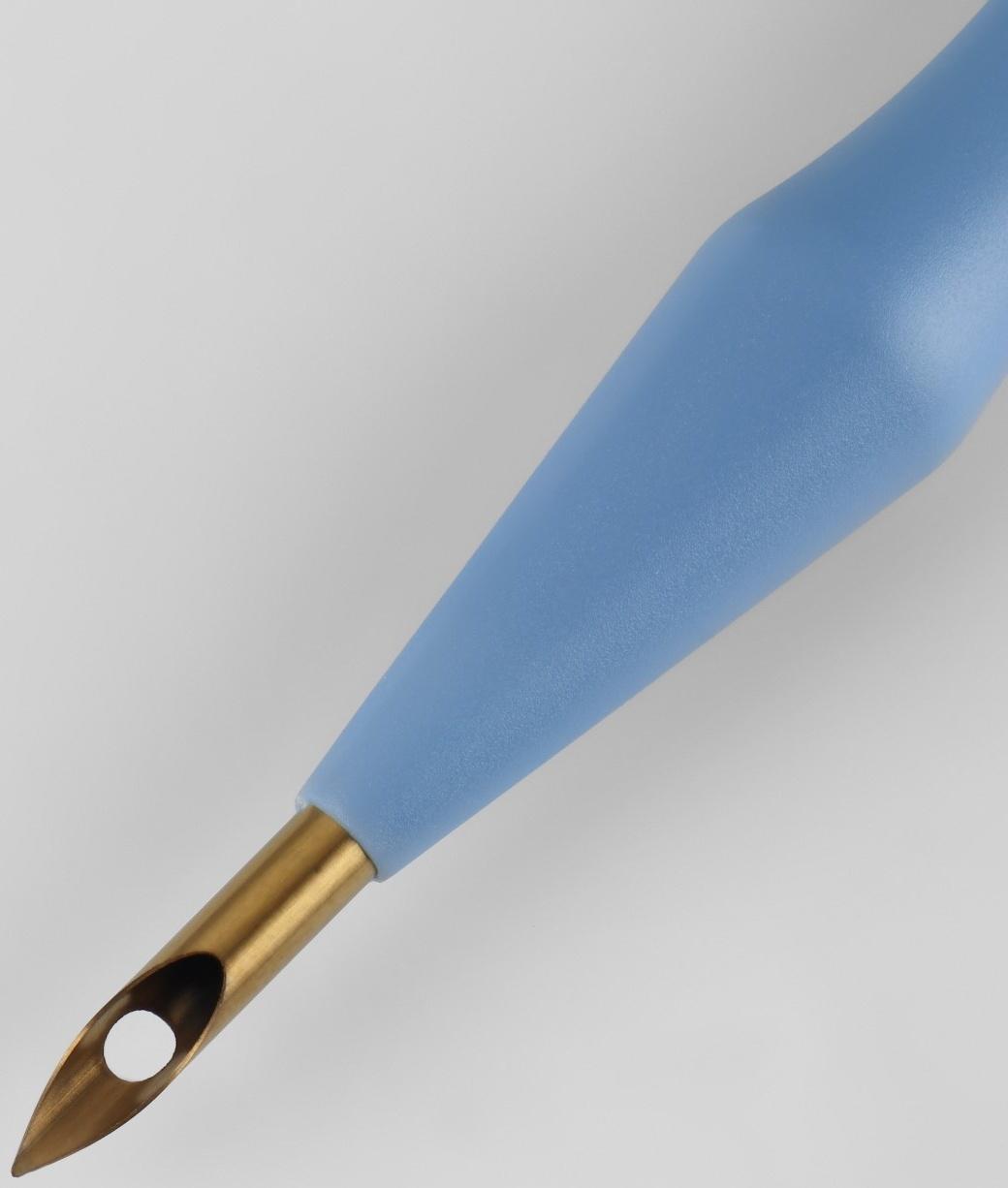 Игла для вышивания, для ковровой техники, d = 5 мм, 18,5 см, с нитевдевателем, цвет голубой