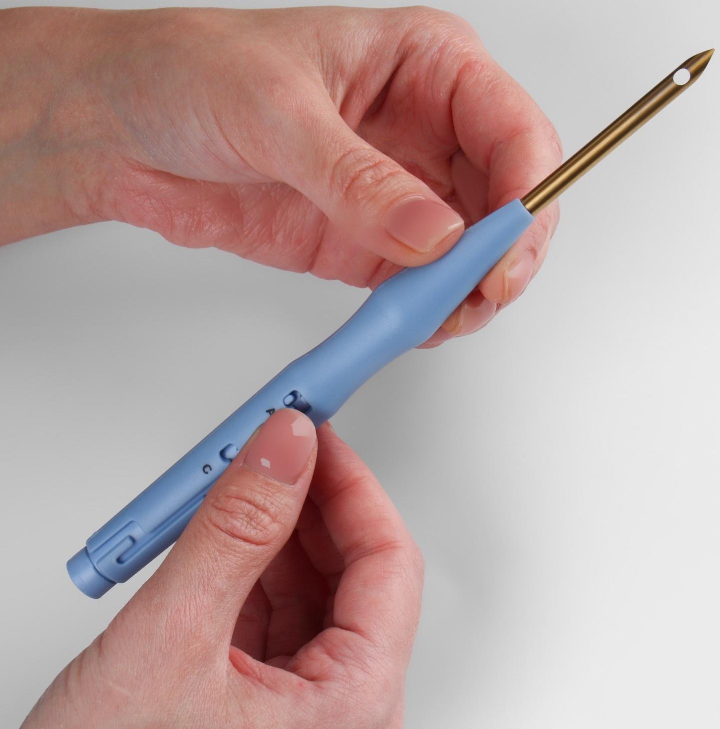 Игла для вышивания, для ковровой техники, d = 5 мм, 18,5 см, с нитевдевателем, цвет голубой