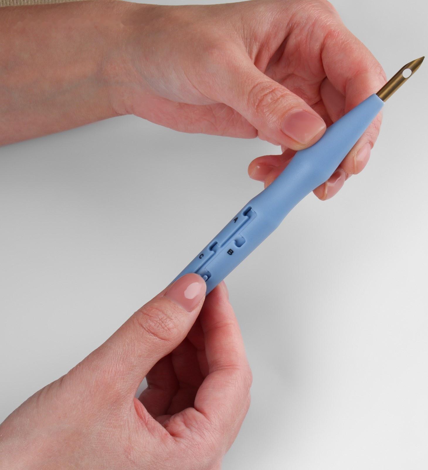 Игла для вышивания, для ковровой техники, d = 5 мм, 18,5 см, с нитевдевателем, цвет голубой