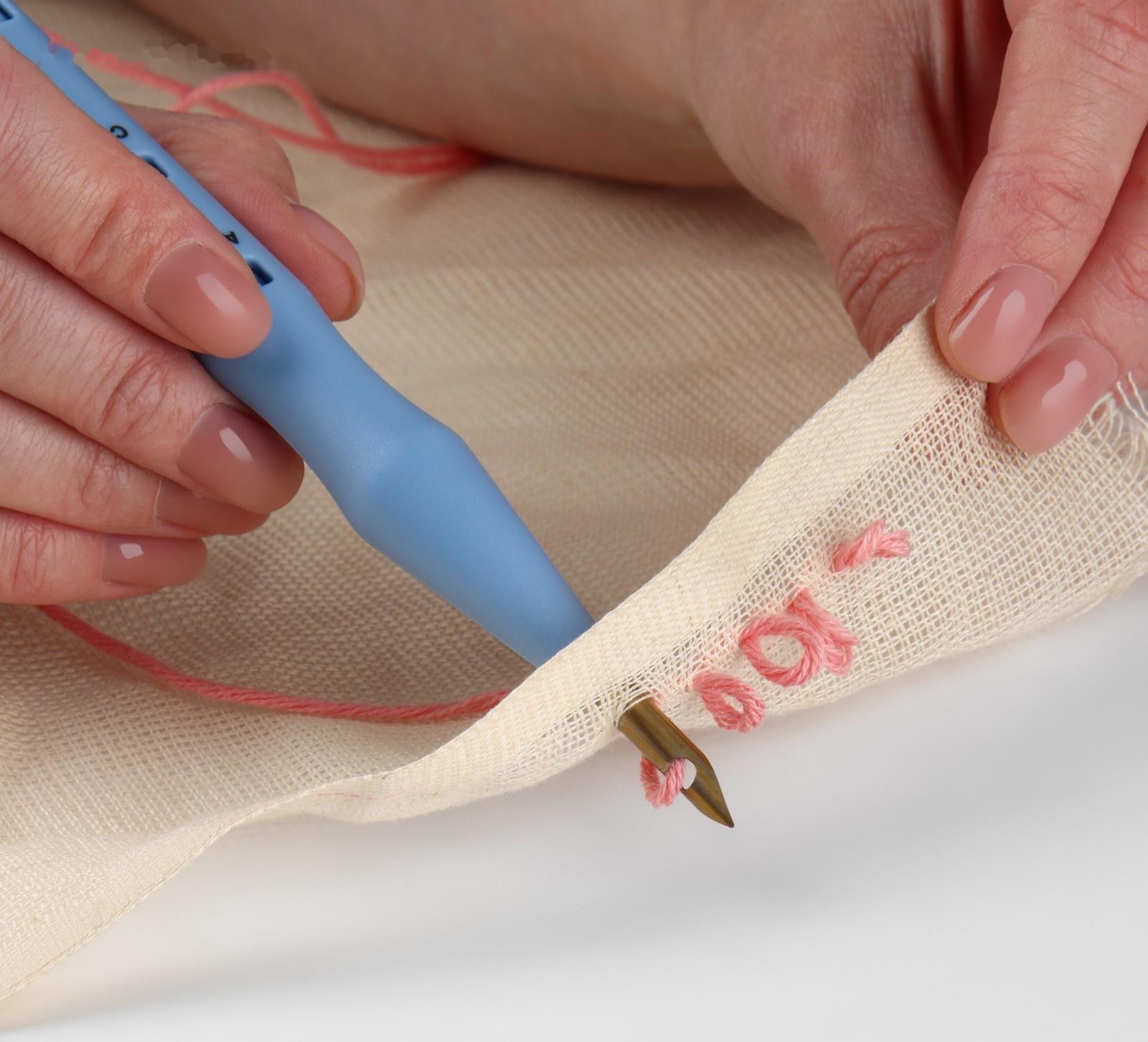 Игла для вышивания, для ковровой техники, d = 5 мм, 18,5 см, с нитевдевателем, цвет голубой