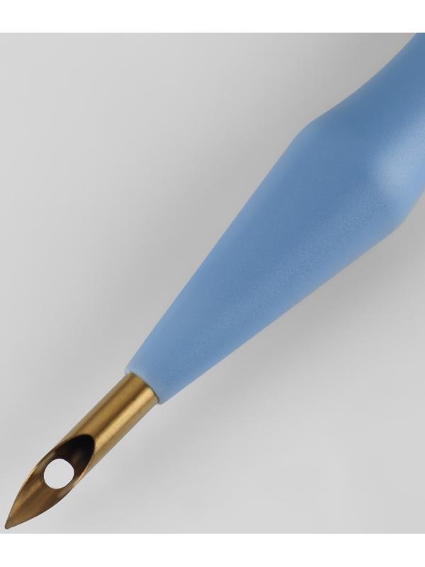 Игла для вышивания, для ковровой техники, d = 5 мм, 18,5 см, с нитевдевателем, цвет голубой