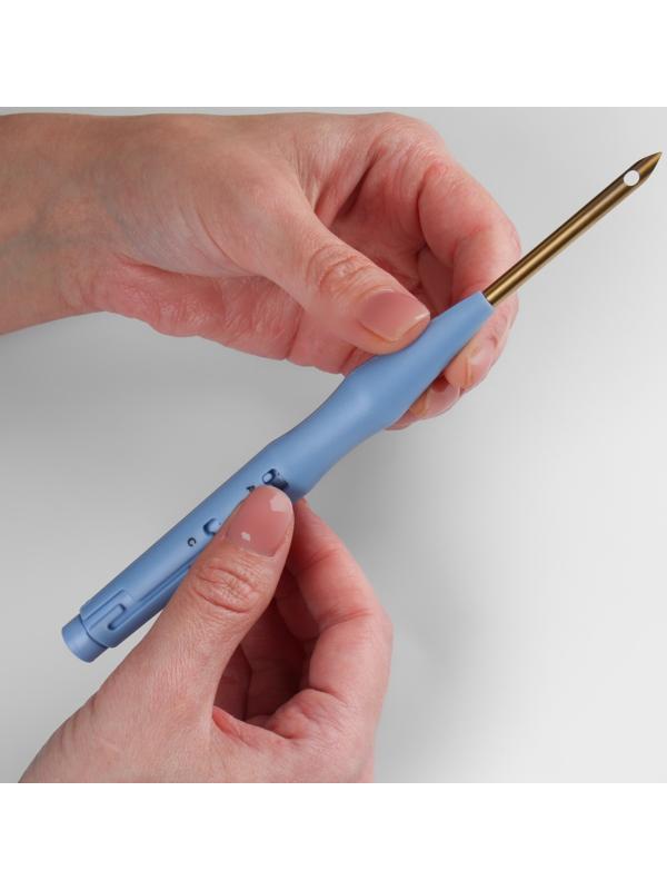 Игла для вышивания, для ковровой техники, d = 5 мм, 18,5 см, с нитевдевателем, цвет голубой