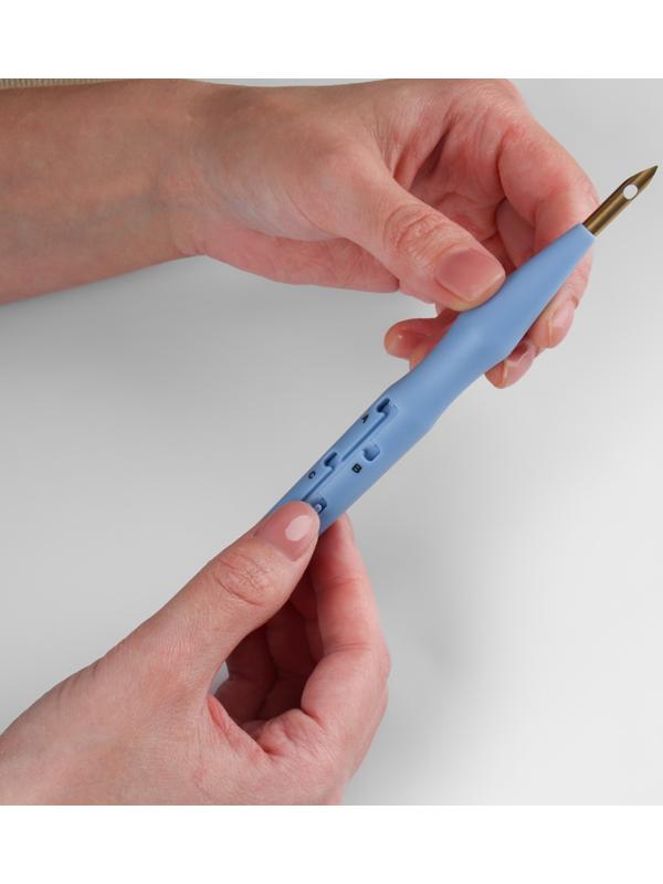 Игла для вышивания, для ковровой техники, d = 5 мм, 18,5 см, с нитевдевателем, цвет голубой