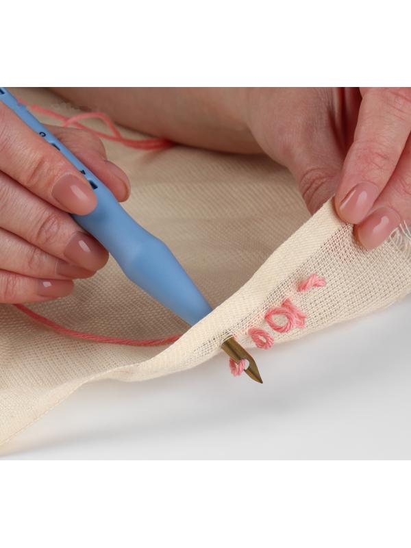 Игла для вышивания, для ковровой техники, d = 5 мм, 18,5 см, с нитевдевателем, цвет голубой