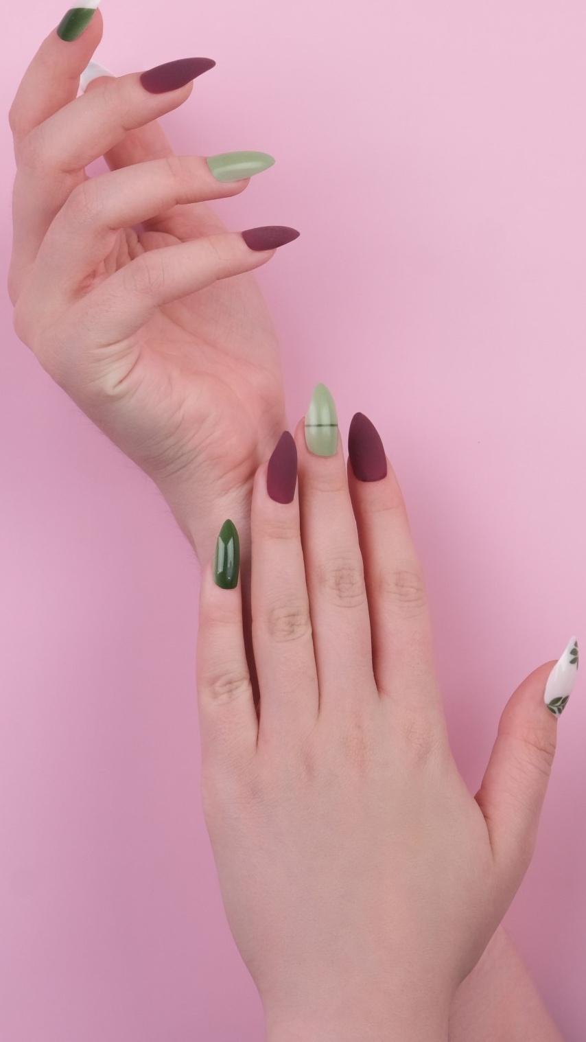 Накладные ногти, 24 шт, с клеевыми пластинами, форма миндаль, цвет матовый бордовый/зелёный/белый