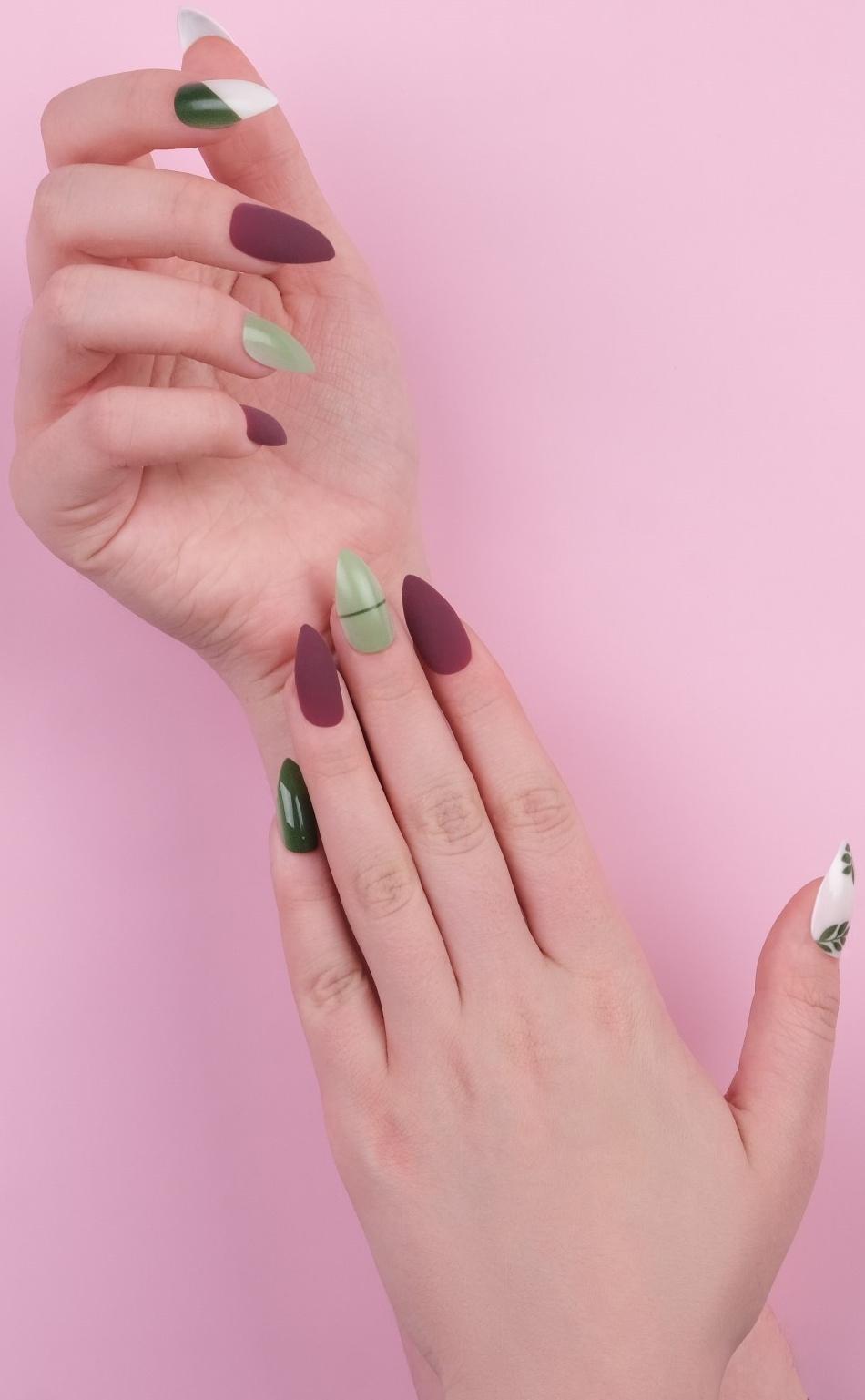 Накладные ногти, 24 шт, с клеевыми пластинами, форма миндаль, цвет матовый бордовый/зелёный/белый