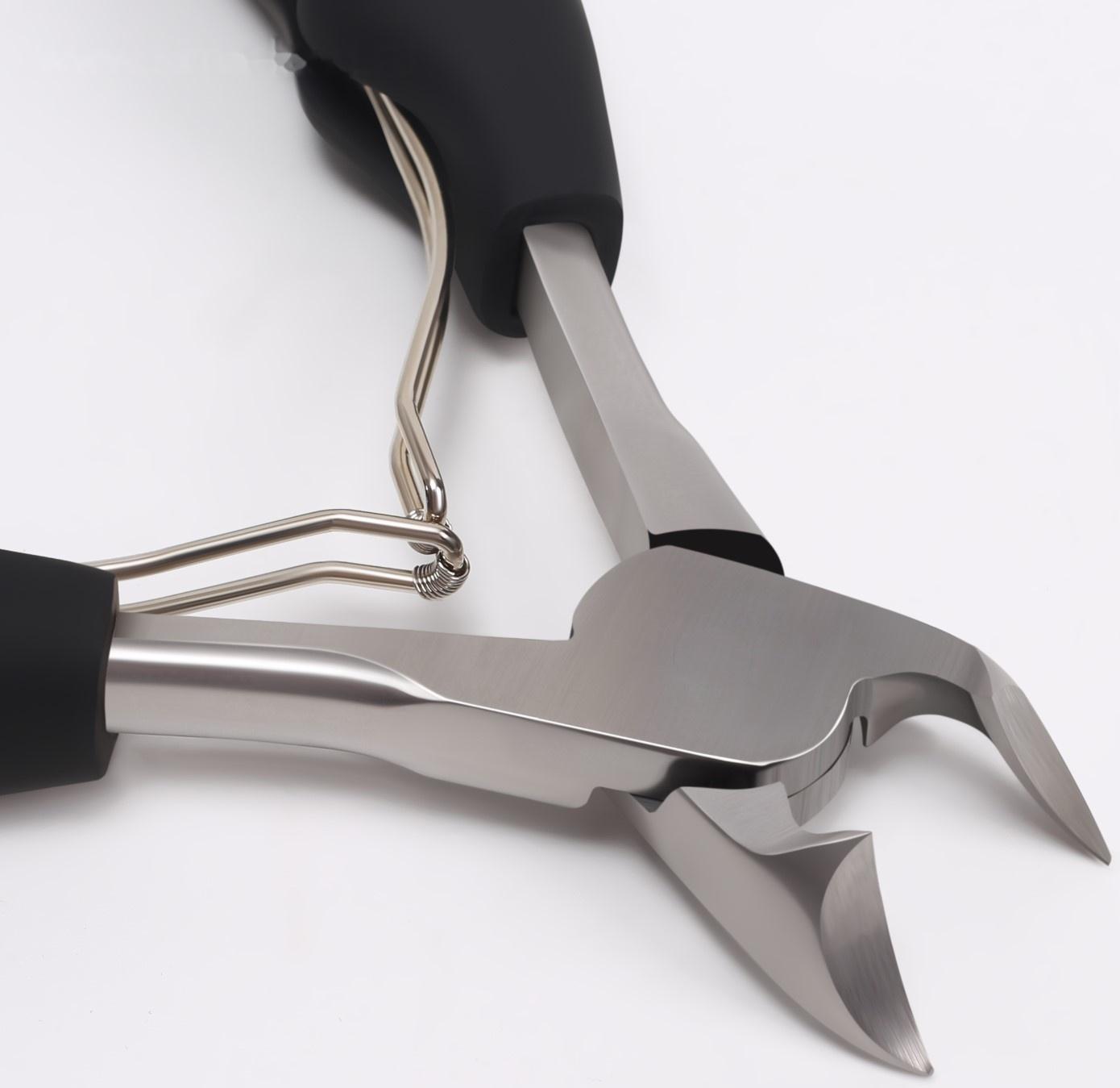 Кусачки педикюрные, с колпачком, с прорезиненной ручкой, изогнутое лезвие, 12,5 см, длина лезвия - 15 мм, цвет чёрный/серебристый