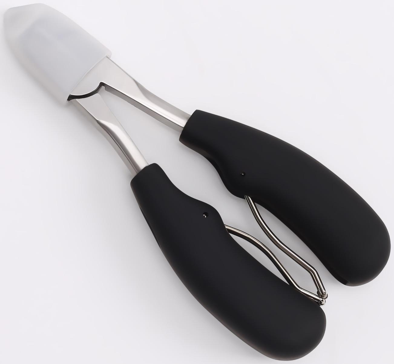 Кусачки педикюрные, с колпачком, с прорезиненной ручкой, изогнутое лезвие, 12,5 см, длина лезвия - 15 мм, цвет чёрный/серебристый