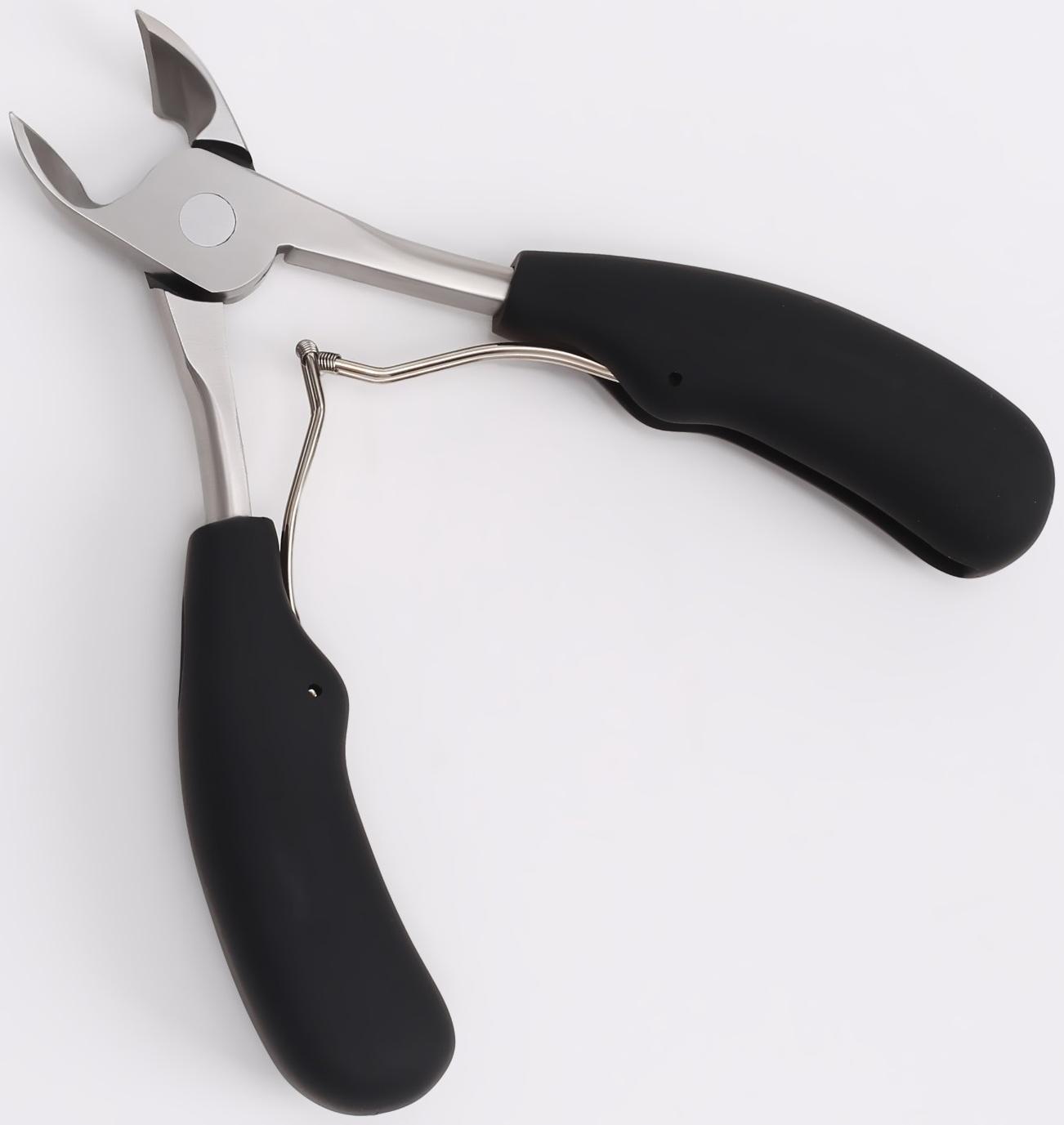 Кусачки педикюрные, с колпачком, с прорезиненной ручкой, изогнутое лезвие, 12,5 см, длина лезвия - 15 мм, цвет чёрный/серебристый