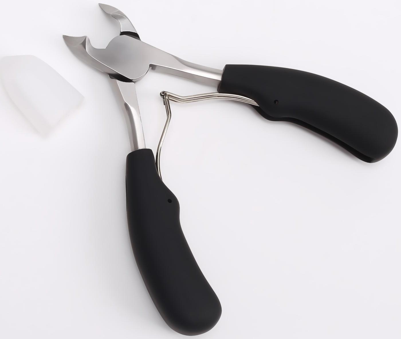 Кусачки педикюрные, с колпачком, с прорезиненной ручкой, изогнутое лезвие, 12,5 см, длина лезвия - 15 мм, цвет чёрный/серебристый