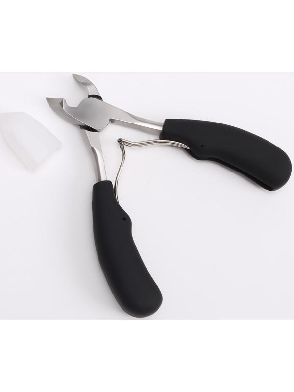 Кусачки педикюрные, с колпачком, с прорезиненной ручкой, изогнутое лезвие, 12,5 см, длина лезвия - 15 мм, цвет чёрный/серебристый