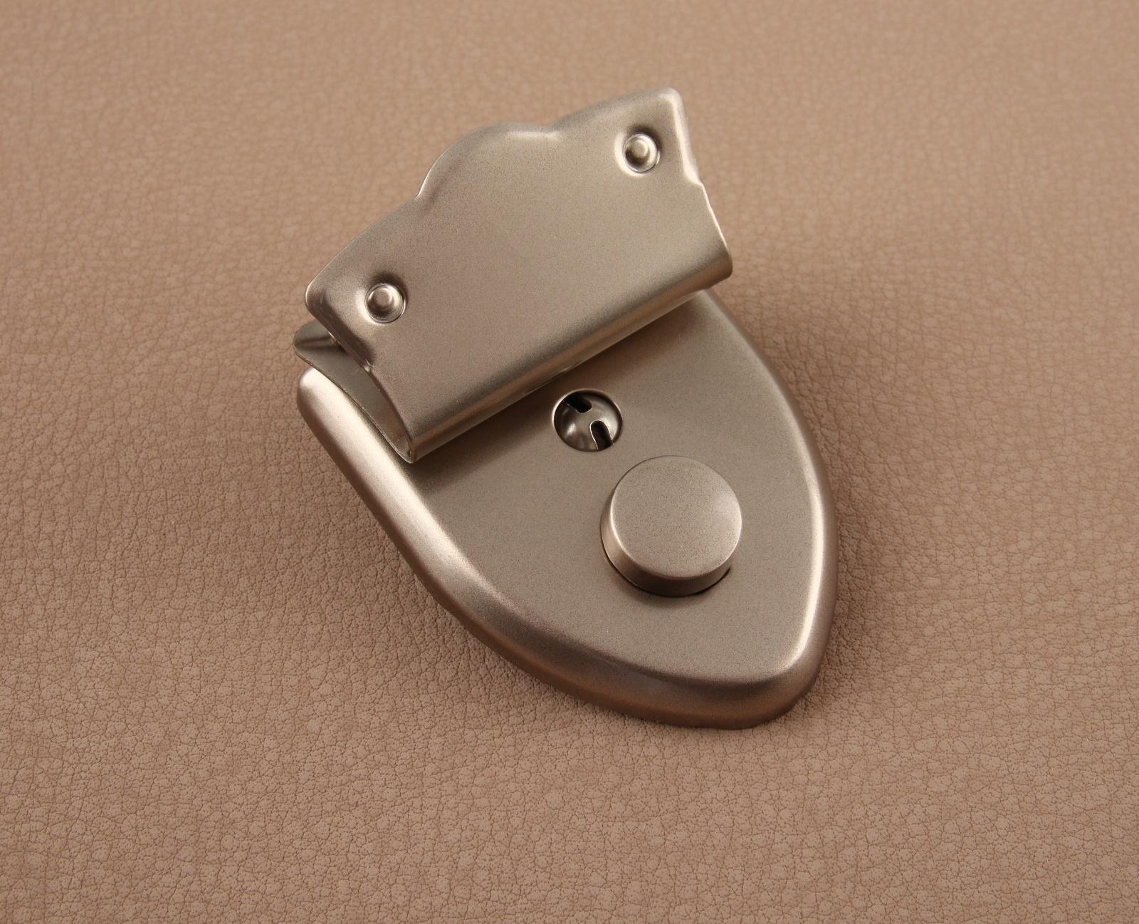 Застёжка для сумки, 3,8 × 5 см, цвет жемчужный серебряный